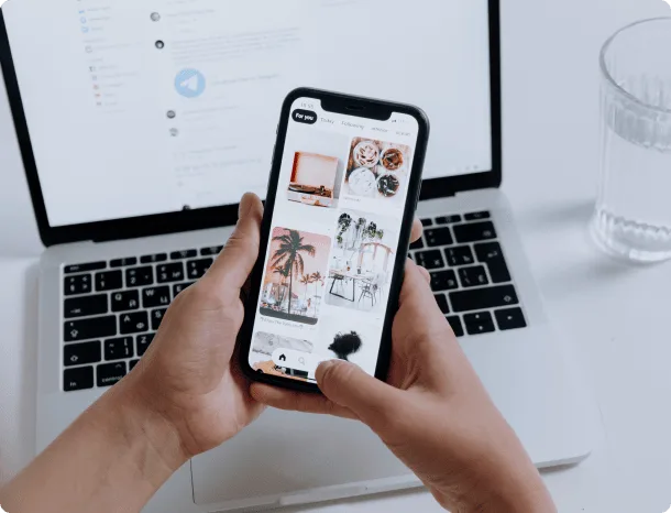 personne utilisant une application mobile